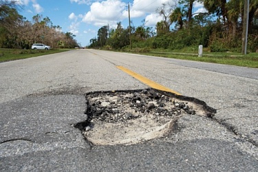 Как прицеп с термоc бункером для асфальта может помочь вам справиться с зимними ямочным ремонтом